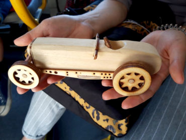 model drewnianego samochodu, zabawka