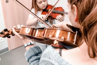 zdjęcie dziecka uczącego się grać na skrzypcach
