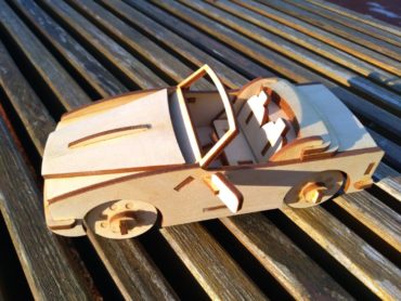 zdjęcie modelu drewnianego samochodu ze sklejki, zabawka